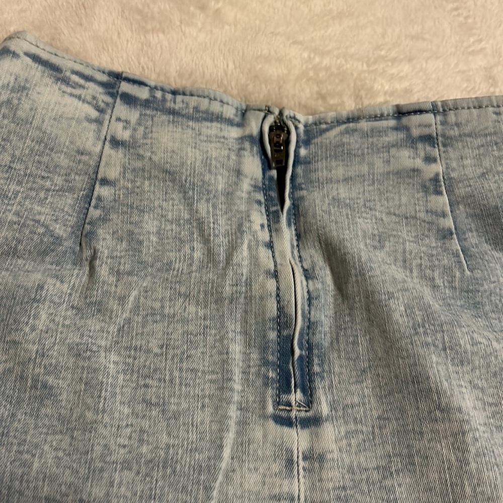 Wild Fable - Light Wash Denim Mini Skirt w/ Embroidered Daisies - Size: 00 - Picture 4 of 5